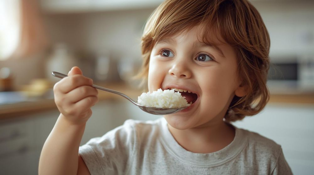 ご飯をいっぱい食べるこども